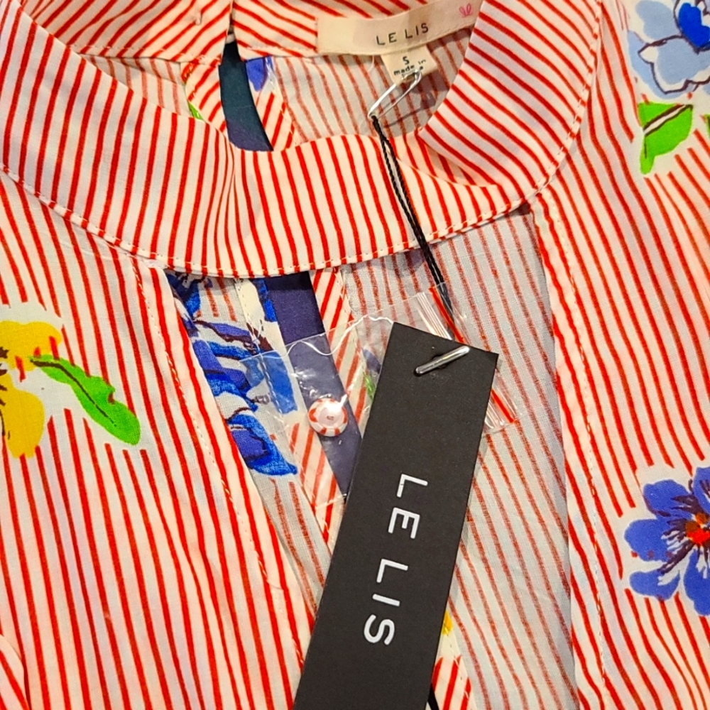 NWT Le Lis Striped & Floral Cropped Flutter Sleeve Keyhole Blouse